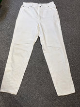 Levi’s Women’s 550 Relaxed Fit Tapered Leg White Jeans – P418