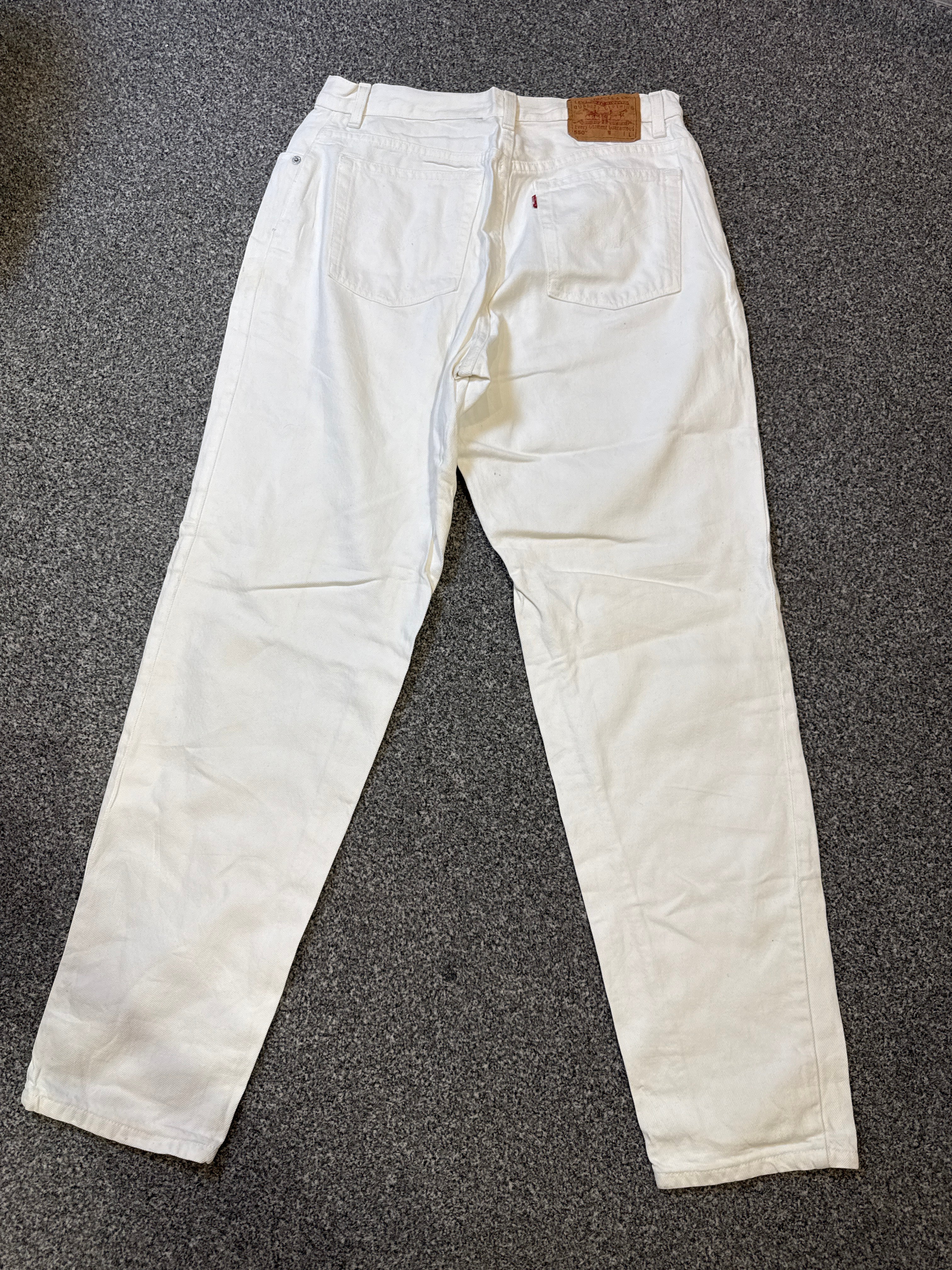 Levi’s Women’s 550 Relaxed Fit Tapered Leg White Jeans – P418