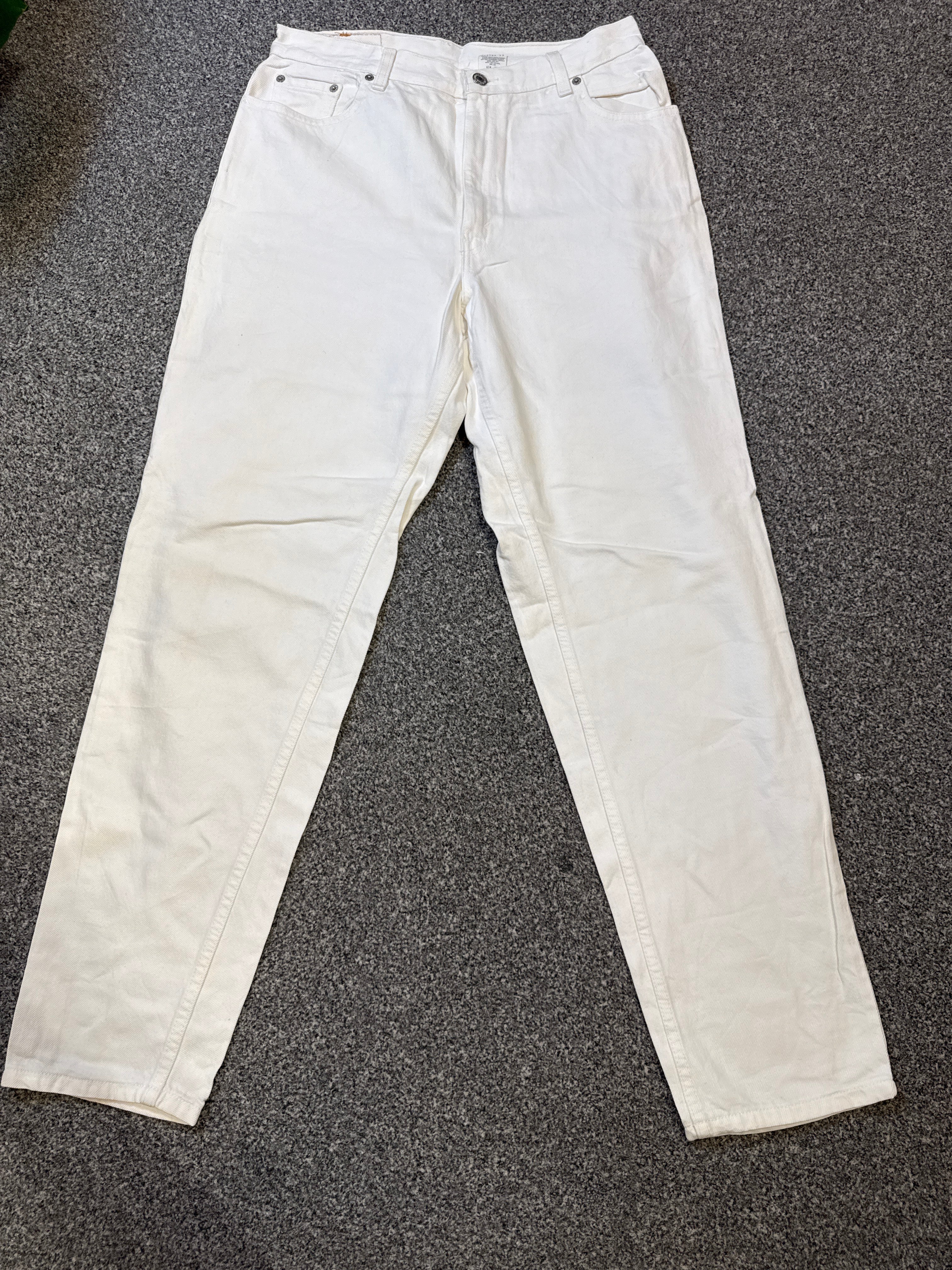 Levi’s Women’s 550 Relaxed Fit Tapered Leg White Jeans – P418