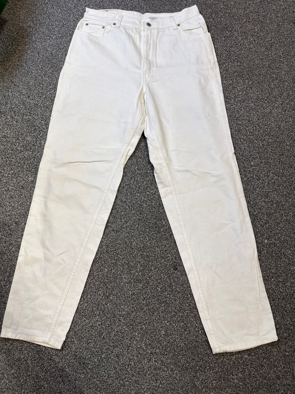 Levi’s Women’s 550 Relaxed Fit Tapered Leg White Jeans – P418