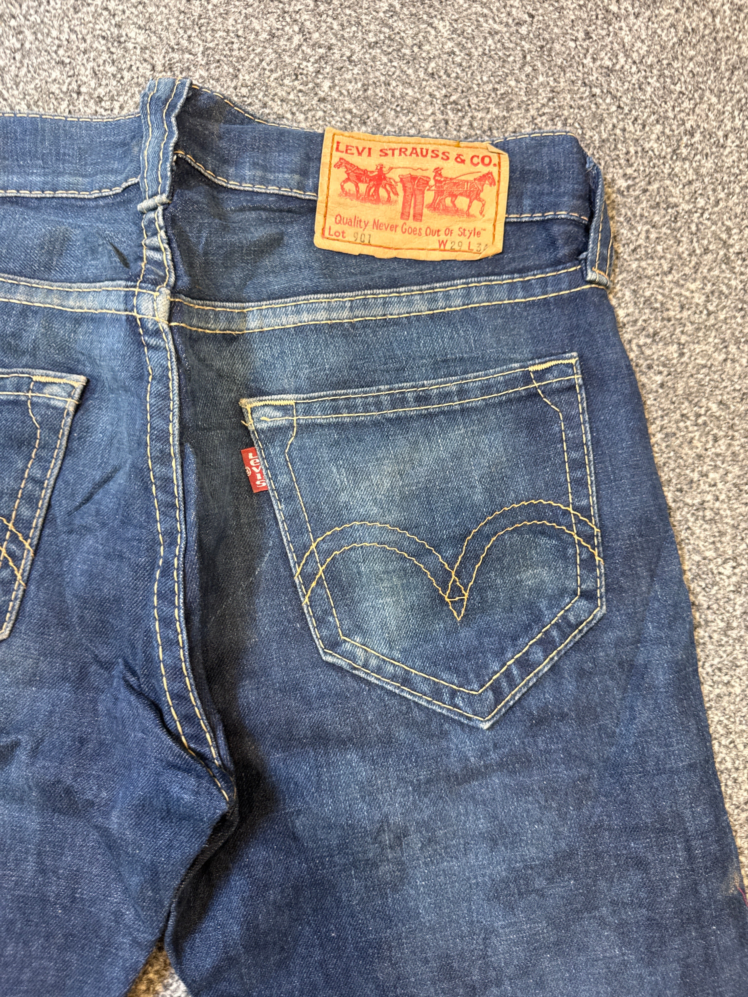 Levi’s Women’s 901 Dark Blue Jeans with White Stitching – P417