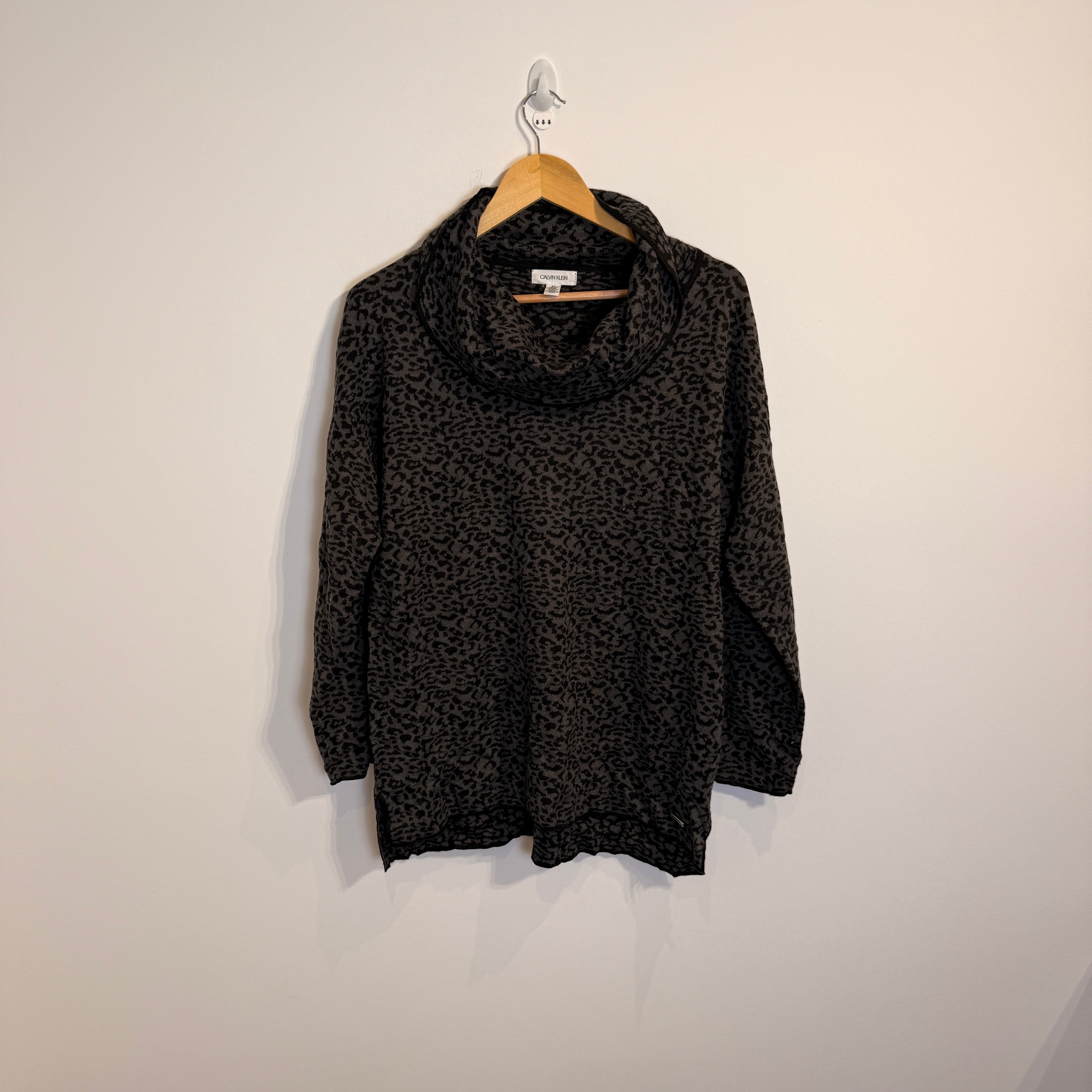 Calvin Klein Women’s Leopard Print Pullover – P611