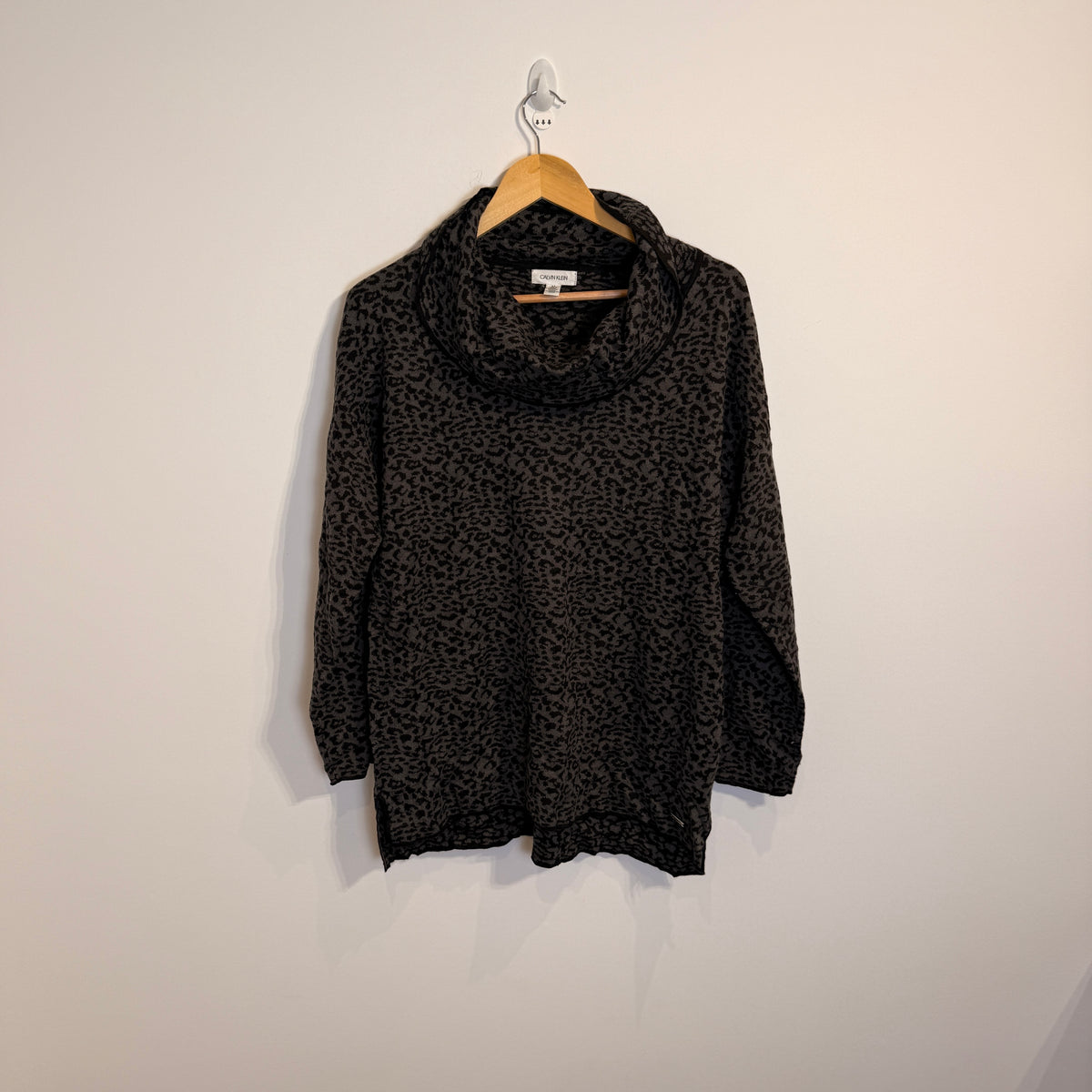 Calvin Klein Women’s Leopard Print Pullover – P611