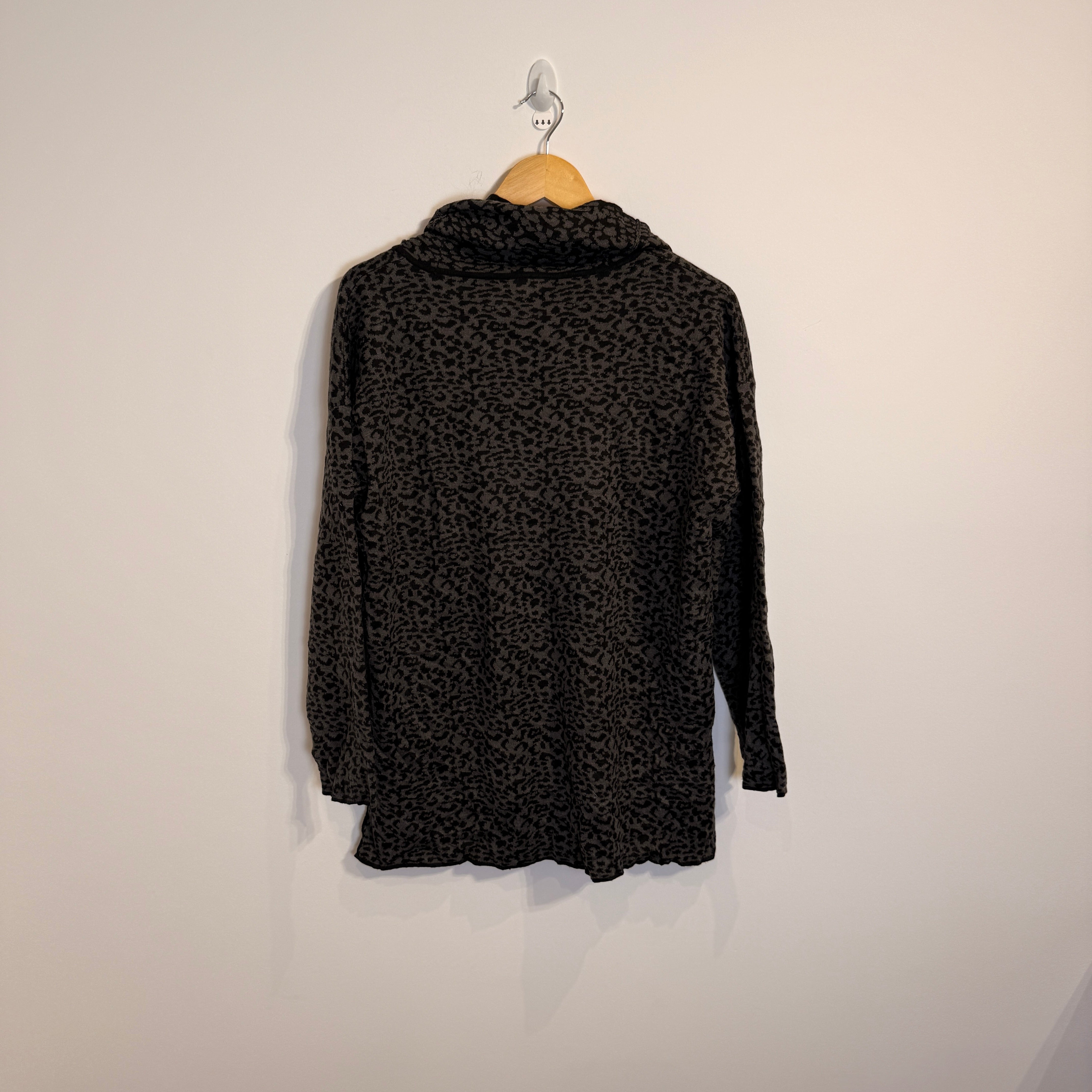 Calvin Klein Women’s Leopard Print Pullover – P611