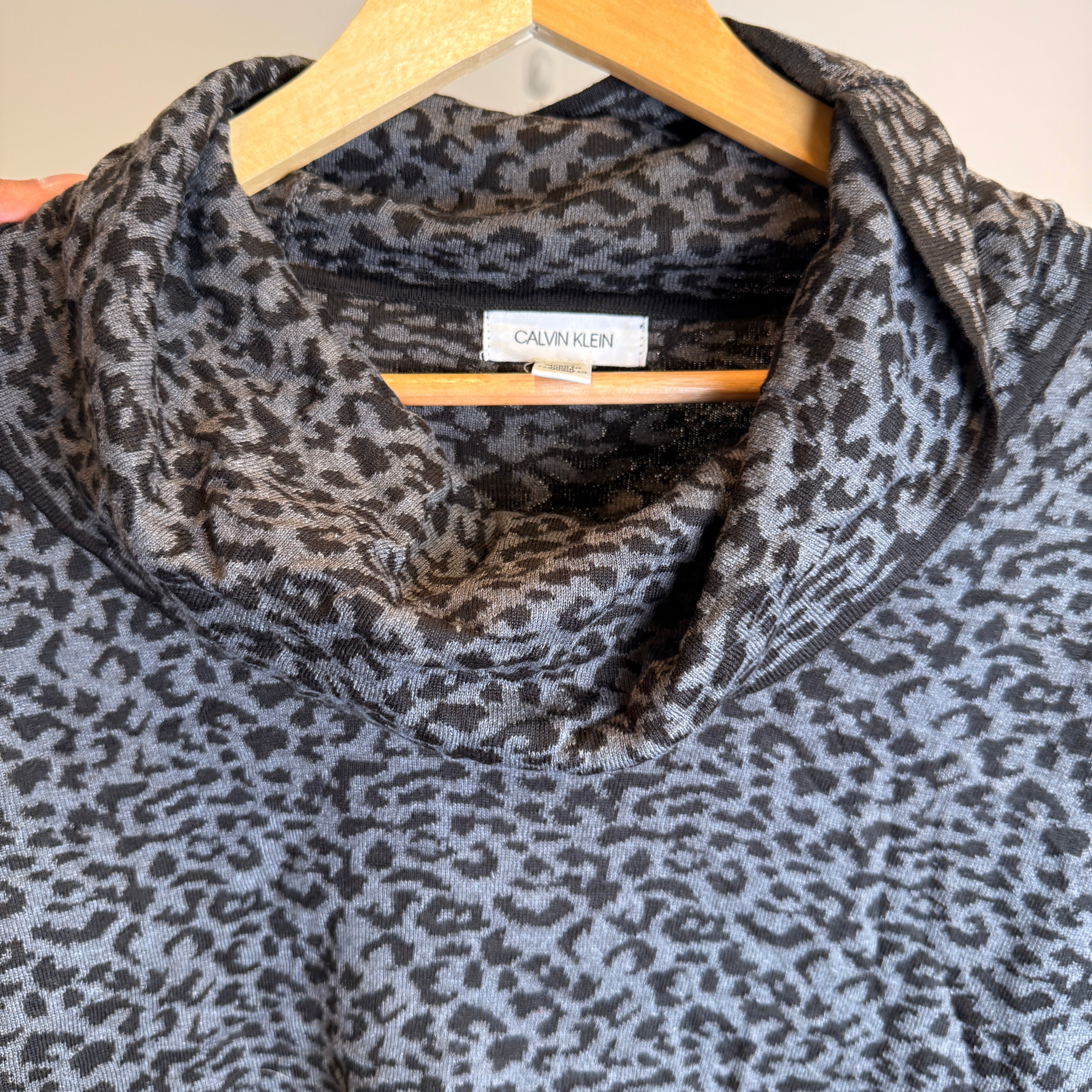 Calvin Klein Women’s Leopard Print Pullover – P611