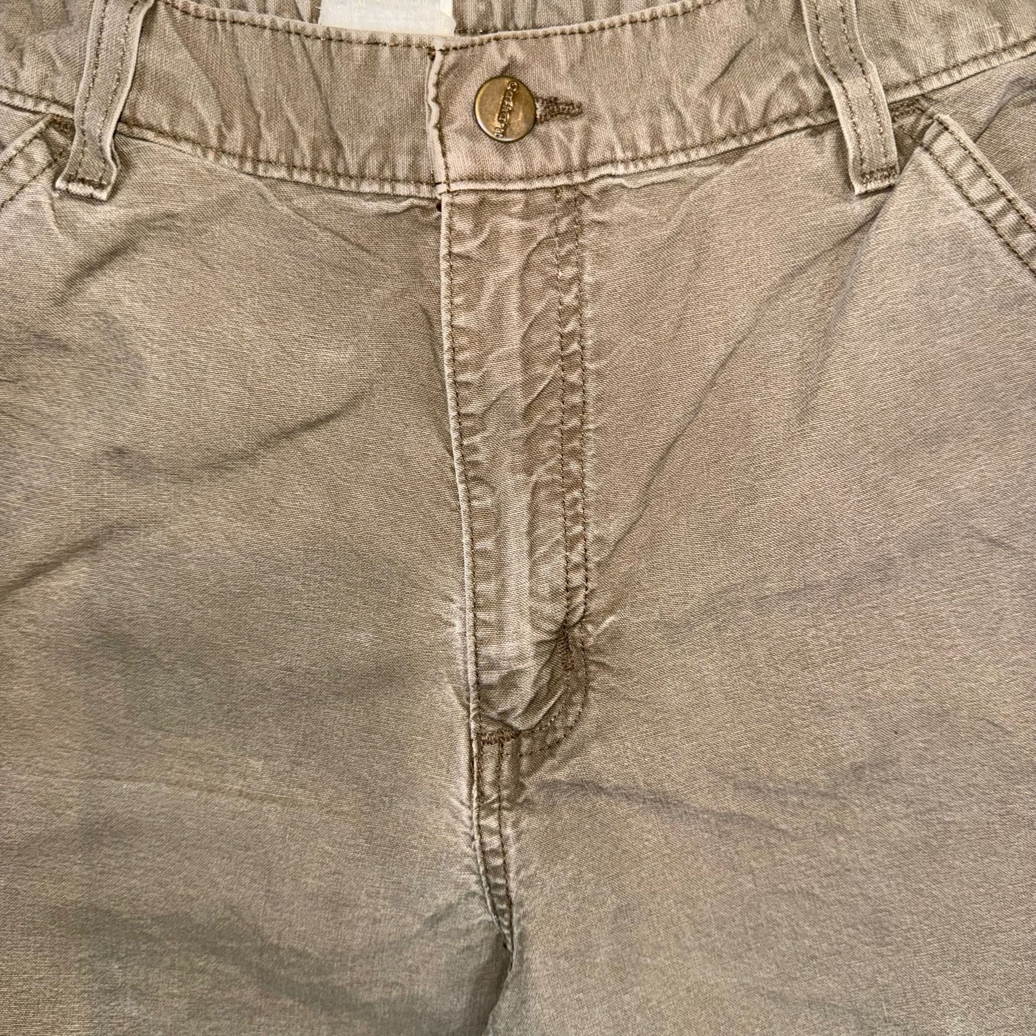 Beige Carhartt shorts with carpenter hook