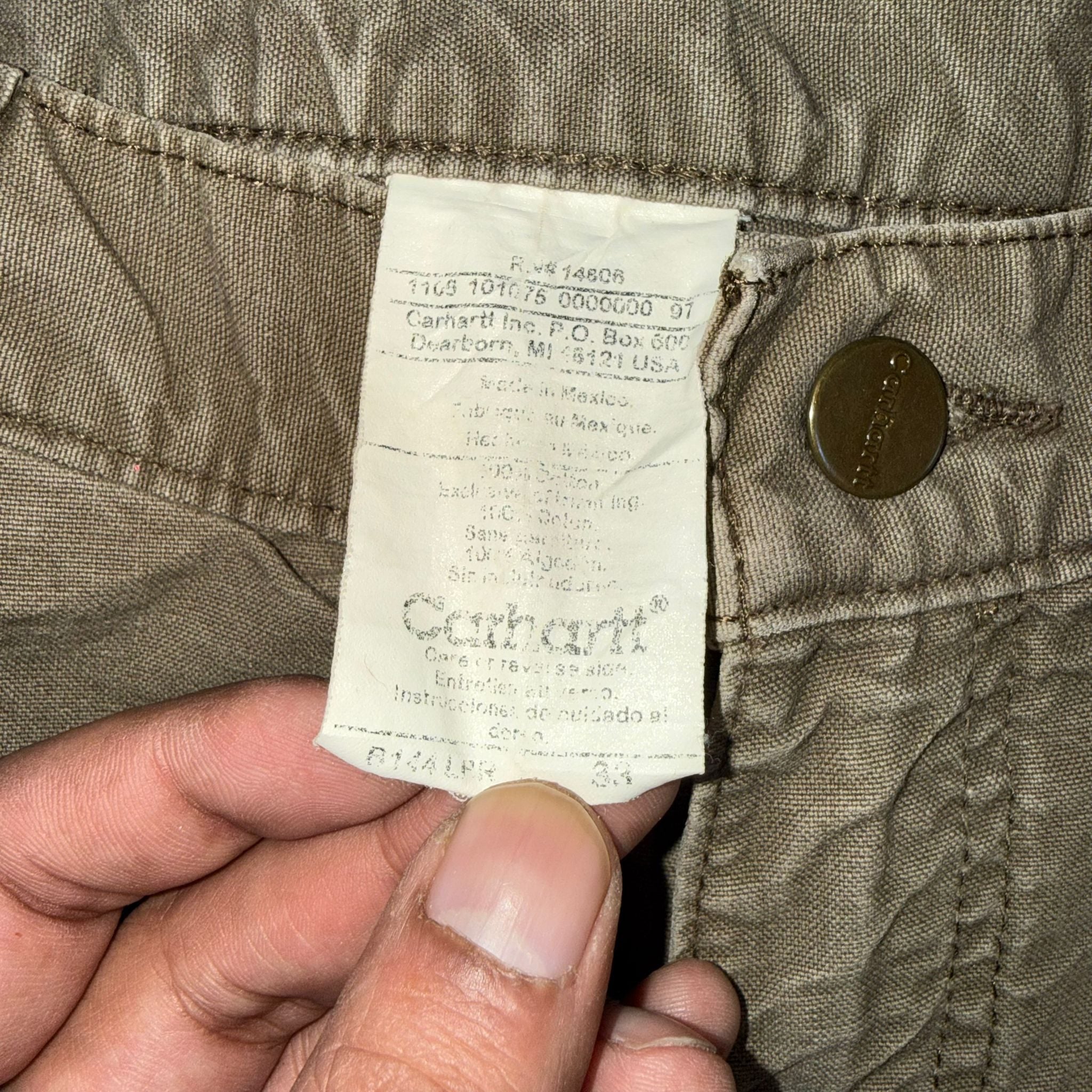 Beige Carhartt shorts with carpenter hook