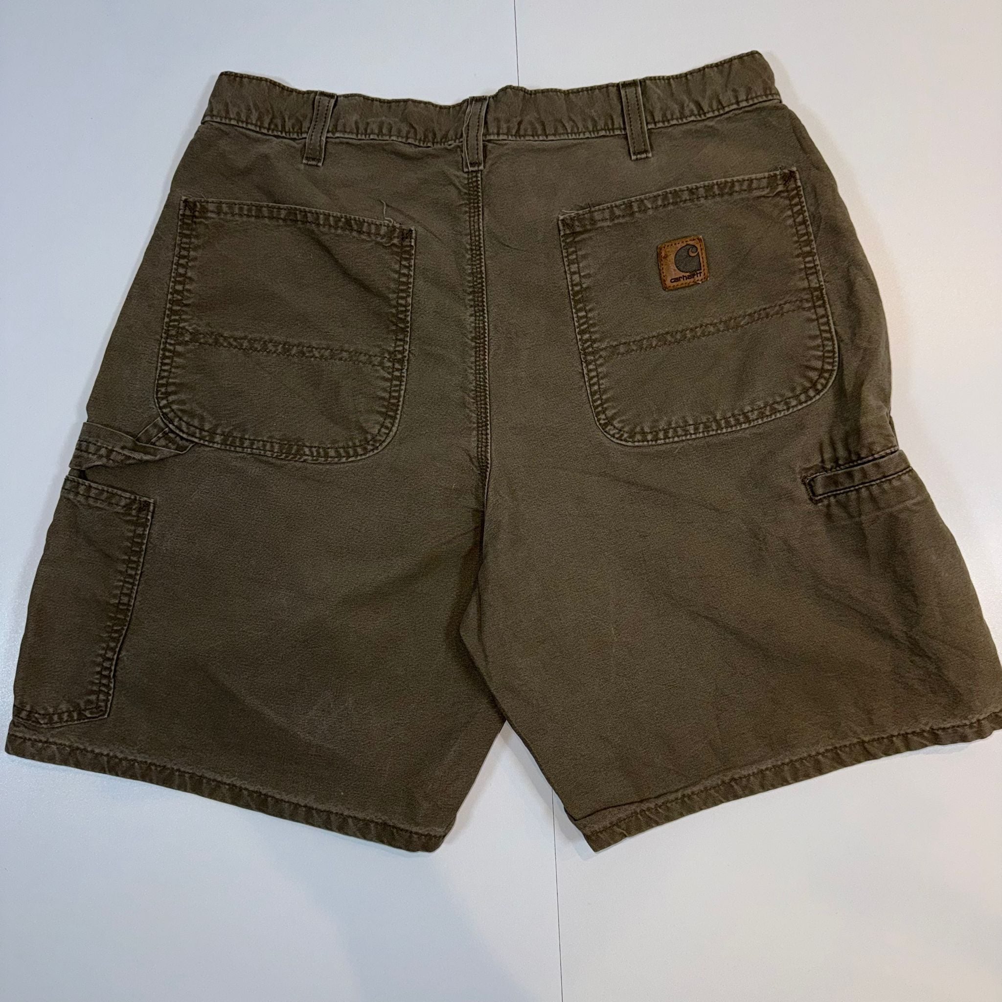 Beige Carhartt shorts with carpenter hook