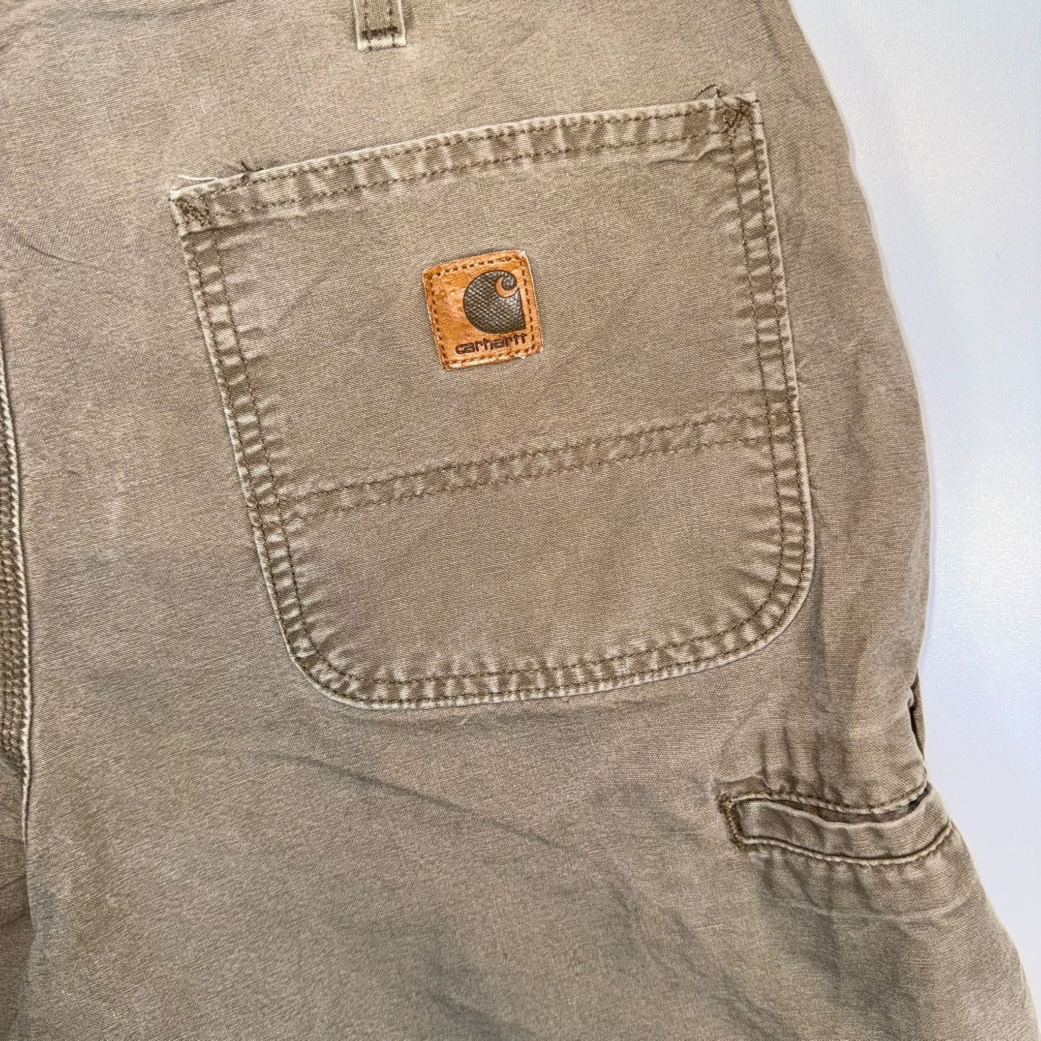 Beige Carhartt shorts with carpenter hook