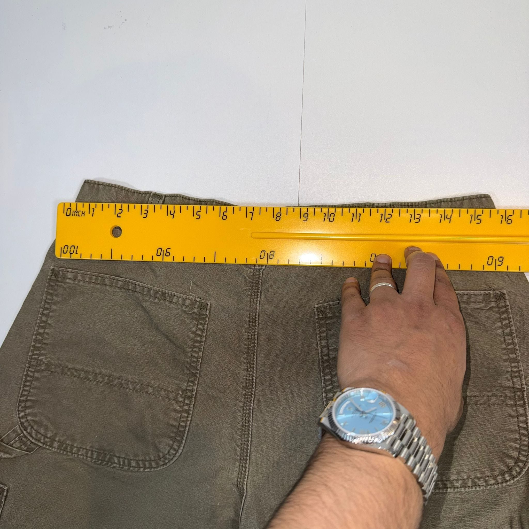 Beige Carhartt shorts with carpenter hook