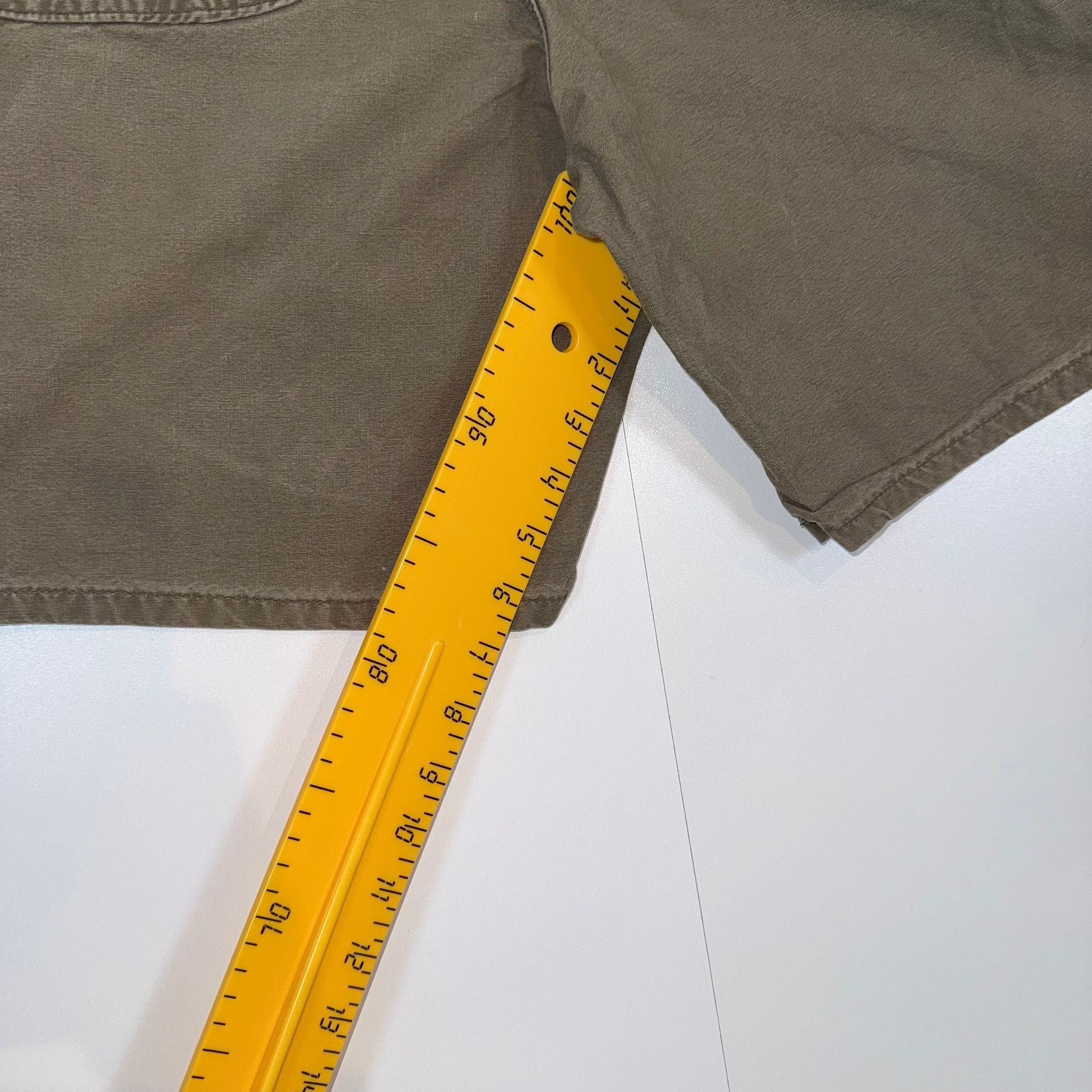 Beige Carhartt shorts with carpenter hook